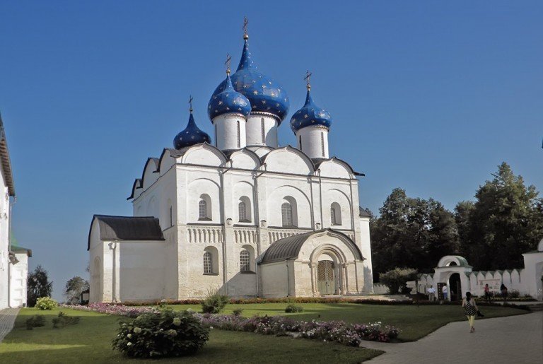 В архитектурном ансамбле Суздальского кремля Собор Рождества Богородицы (1225 г.) и Архиерейские палаты, строившиеся на протяжении XV-XVIII веков.
