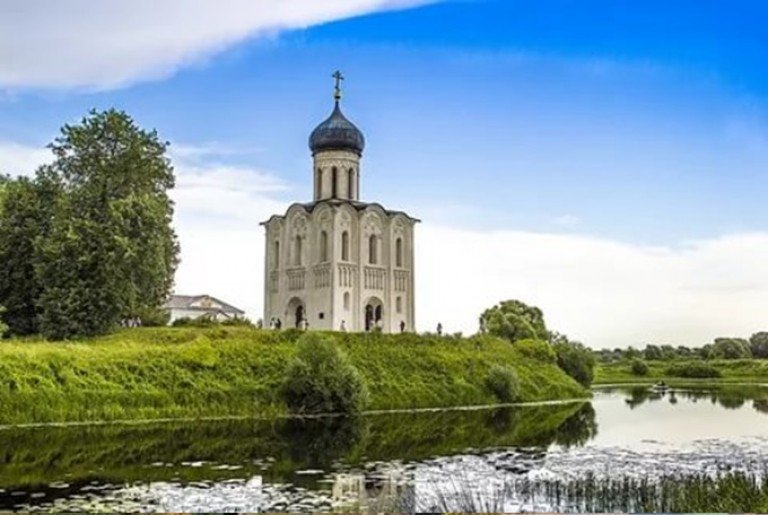 Церковь Покрова на Нерли во Владимире. Построена в 1158 году.
