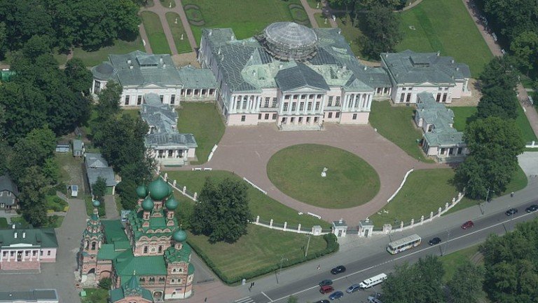Музей-усадьба в Останкино (Москва)
с Троицкой церковью (1668 г.) и дворцом-театром (XVIII в.)
