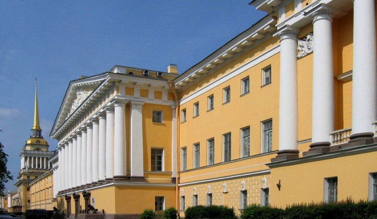 Комплекс зданий Адмиралтейства в Санкт-Петербурге. Построен в 1823 году.  Архитектор Андреян Захаров.(фото).
