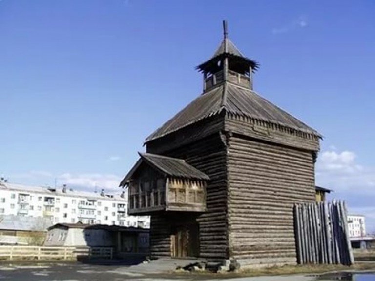Проездная башня с часовней на свесе и с фрагментом тыновой стены. XVII в.
