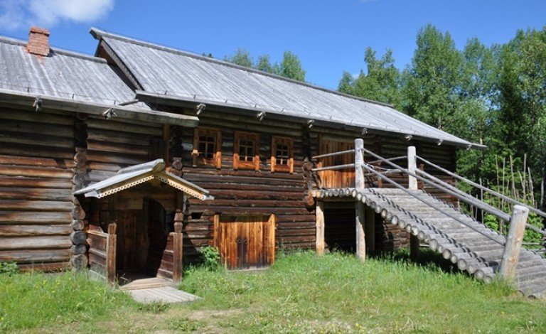 Вход-въезд в хозяйственную часть, традиционно для деревень Русского Севера, располагаются под одной крышей с жилыми строениями
