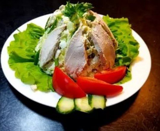 Салат «Столичный» с солёным огурцом и помидором.
