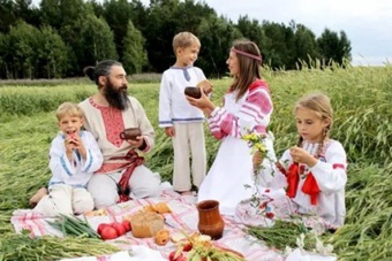 Сибирская семья Ваньковых привержена древнерусской одежде. 
