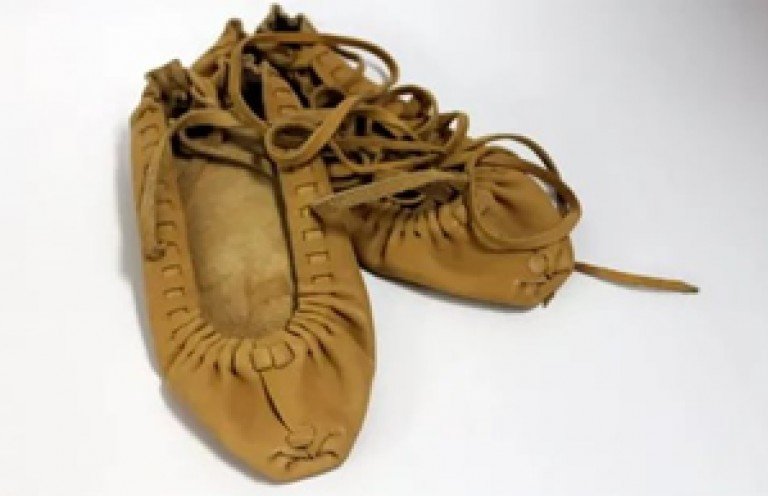 Поршни. Самый древний вид кожаной обуви.  

