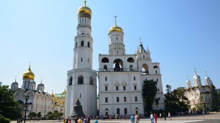 Колокольня Иван Великий в Московском Кремле. Построена в 1508 году
по проекту Бона Фрязина, а в 1707 году надстроена с высоты 60 м. до 81 м.
Самое высокое здание Москвы до XIX века.
