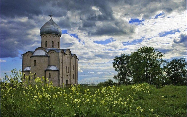 Церковь Спаса на Нередице в Новгороде Великом. Построена 1198 году
